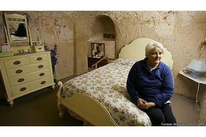 Bernadette Roberts en su casa subterránea de Coober Pedy, en Australia