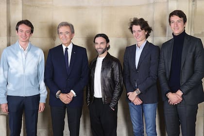 Bernard Arnault, los tres hijos varones que tuvo con Hélène Mercier-Arnault, su segunda mujer –de izquierda a derecha, Frédéric, Jean y Alexandre– posan con el diseñador Nicolas Ghesquière (en el centro), director creativo de Louis Vuitton.