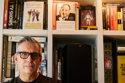 Bernard en su departamento palermitano, donde un episodio con vecinas originó la historia de su nuevo film, Bajo tus pies