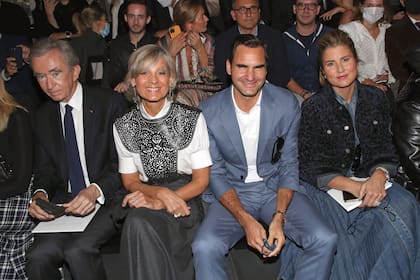 Bernard y Hélène junto con Roger Federer y su mujer Miroslava Vavrinec, en 2021. El empresario francés suele jugar al tenis con el suizo, pero aquí, junto con sus mujeres, estuvieron en la presentación de colección de Dior en el Fashion Week de París. 