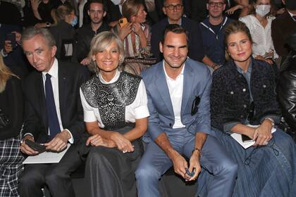 Bernard y Hélène junto con Roger Federer y su mujer Miroslava Vavrinec, en 2021. El empresario francés suele jugar al tenis con el suizo, pero aquí, junto con sus mujeres, estuvieron en la presentación de colección de Dior en el Fashion Week de París.