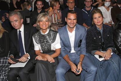 Bernard y Hélène junto con Roger Federer y su mujer Miroslava Vavrinec, en 2021. El empresario francés suele jugar al tenis con el suizo, pero aquí, junto con sus mujeres, estuvieron en la presentación de colección de Dior en el Fashion Week de París. 