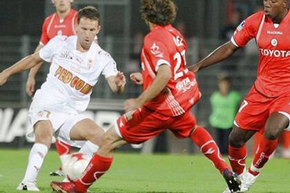 Bernardi engancha en Mónaco; jugó siete temporadas en el Principado y definió una Champions contra el Porto de Mourinho