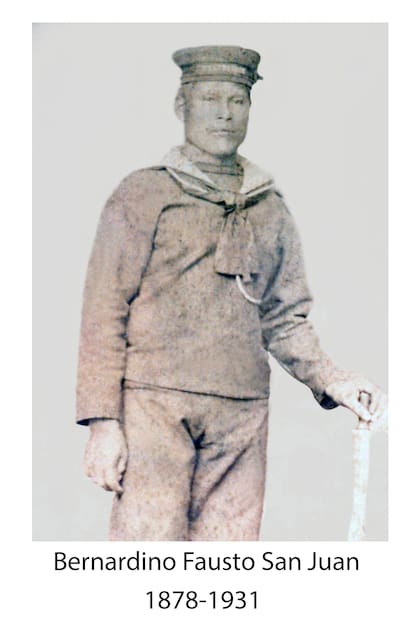 Bernardino con traje de marinero, foto tomada en un estudio fotográfico de Buenos Aires.