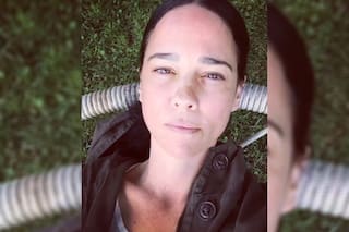 Foto y polémica: quién es Motherberns, la mujer que besó Dolores Barreiro