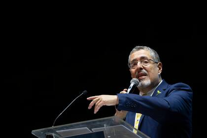 Bernardo Arévalo, candidato presidencial del Movimiento Semilla, durante su acto de cierre de la campaña electoral en la plaza de la Constitución de la Ciudad de Guatemala, el 16 de agosto de 2023. (AP Foto/Moisés Castillo)