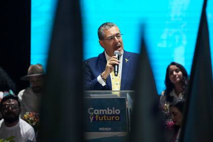 Bernardo Arévalo, candidato presidencial por el Movimiento Semilla, habla en su acto de cierre de campaña en la plaza de la Constitución, el miércoles 16 de agosto de 2023, en la Ciudad de Guatemala