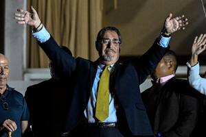 Nacido en Uruguay y resistido por la élite política: quién es el nuevo presidente de Guatemala