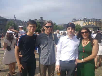 Bernardo Bengtsson y su familia en Copenhague, durante la graduación del bachillerato de Thomas, su hijo mayor
