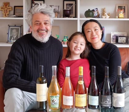 Bernardo Brown junto a su familia y los vinos del emprendimiento Siesta Sur