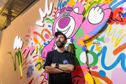 Bernardo Henning da vida a Lotso sobre un mural pintado a mano con mapeo y animaciones que aportan dinamismo a los trazos