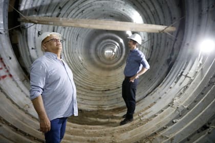 Bernardo Landivar, secretario de Obras Públicas del municipio de San Isidro; y Agustín Cash, jefe de obra de la empresa contratista, Centro Construcciones, miran el túnel de 4,40 metros de diámetro

