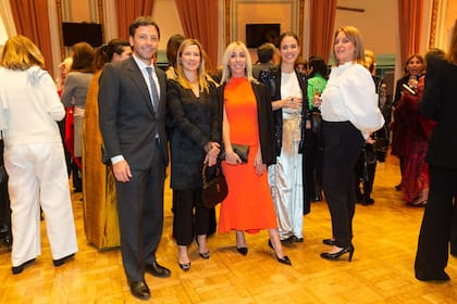 Bernardo Loitegui, Agustina Blaquier (total look BCBG y stilettos Manolo Blahnik), Ana Astudillo (vestido Jazmín Chebar, saco Naima y zapatos Jimmy Choo), Celina Azpiroz (blazer Zara, blusa Blue Sheep y pantalón de Anushka Elliot) y Matty Costa Paz (acompañó su pantalón con camisa Ralph Lauren y zapatos Chanel).