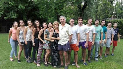 Bernardo Miguens y su mujer, junto a sus 13 hijos