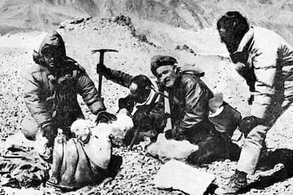 Bernardo Razquin participó de varias expediciones a la alta montaña, como la que se realizó para bajar a la momia del Cerro del Toro, descubierta en 1964