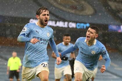 El festejo de Bernardo Silva, del Manchester City, tras marcar el 1-0 bajo la lluvia frente a Aston Villa.