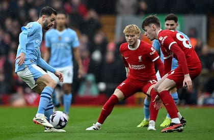 Bernardo Silva domina la pelota 