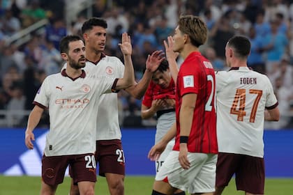 Bernardo Silva festeja con sus compañeros de Manchester City tras convertir el tercer gol del equipo inglés en la semifinal del Mundial de Clubes ante Urawa Red Diamonds, de Japón
