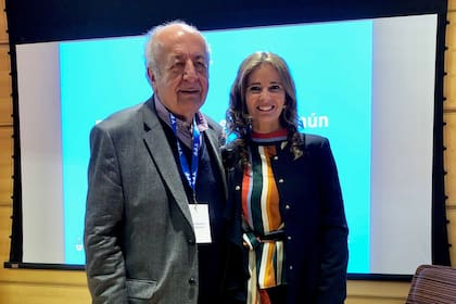 Bernardo Toro con Victoria Morales Gorleri, Directora Nacional de Responsabilidad Social, en la jornada Jornada sobre Responsabilidad Social en la Agenda 2030.
