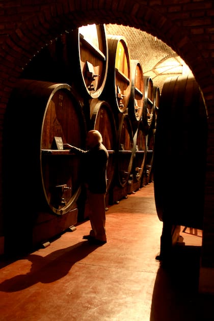 Bernardo Weinert en la sala de toneles