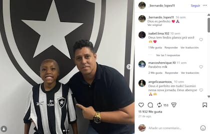 Bernardo y su tío Rodrigo tras firmar el contrato