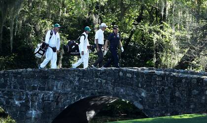 Bernhard Langer, de Alemania, cruza el Nelson bridge