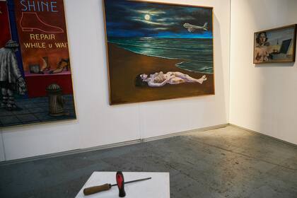 Berni, en Galería Sur, durante el montaje de arteba en el Centro Costa Salguero