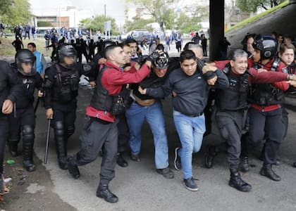 Berni es retirado del lugar por policías de la Ciudad de Buenos Aires.