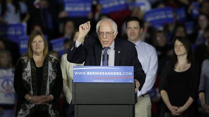 Bernie Sanders le pisa los talones a Hillary Clinton