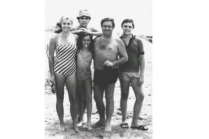 Berta Szpindler y Tato Bores de vacaiones con sus hijos en 1977, en Punta del Este