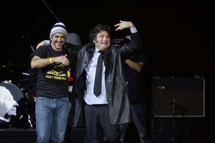 Bertie Benegas Lynch y Javier Milei, en el escenario del Luna Park