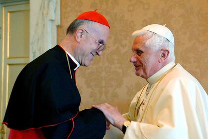 Bertone junto al Papa, en 2006, cuando fue nombrado número dos del Vaticano