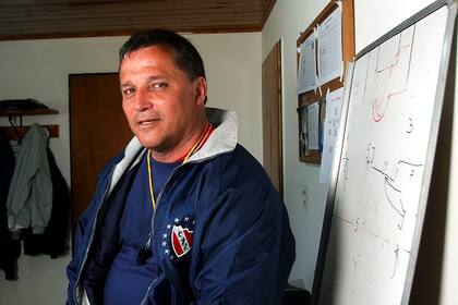 Bertoni asumió la dirección de Independiente tras la muerte de Pastoriza, y entre agosto y noviembre de 2004 dirigió pocos partidos y se marchó sin apoyo de la dirigencia; "El estilo de Falcioni no me gusta", no duda