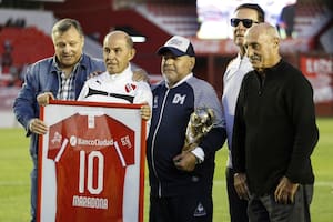 Emoción pura: Bochini, Bertoni y todo Independiente, en el tributo a Maradona