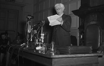 Bertrand Russell leyó ante la prensa en julio de 1955 el Manifiesto Russell-Einstein, que este último había firmado al final de su vida.