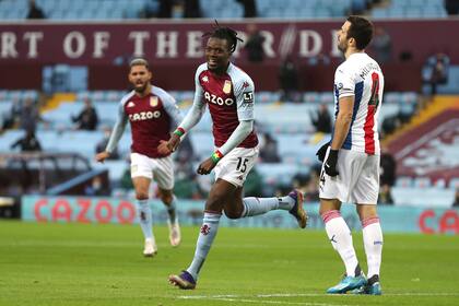 Bertrand Traore, del Aston Villa, festeja su gol contra el Crystal Palace. Fue el primero de los de Birmingham, que se impusieron por 3-0 y ya están sextos en la Premier League.