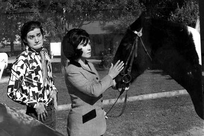 Berugo Carámbula y Lolita Torres en una escena de la película Joven, viuda y estanciera, de 1970