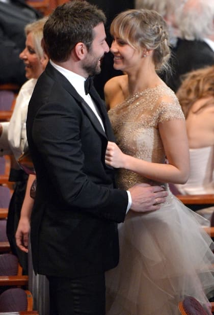 Bradley Cooper, con su amada Suki Waterhouse, en los premios Oscar de 2014