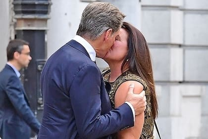 Beso a beso. Brosnan, un romántico con su amada