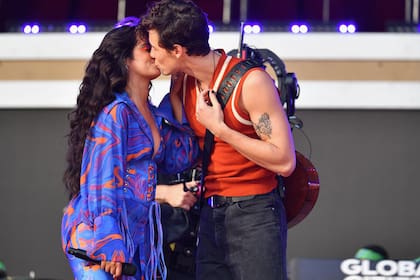 Beso a beso. Camila Cabello y su novio y colega, Shawn Mendes, demuestran su amor ante el público que los aplaudió en su presentación en el festival Global Citizen Live