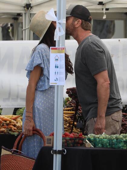 Beso a beso, Gerard Butler y su novia, Morgan Brown, pasean por un mercado de Los Ángeles