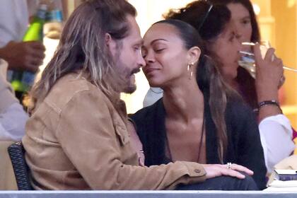 Beso a beso: la actriz estadounidense Zoe Saldana y su esposo, el artista italiano Marco Perego, en Portofino, Italia