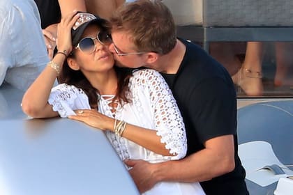 Beso a beso, me enamoré de ti. Matt Damon y Luciana Barroso, durante unas vacaciones en Ibiza