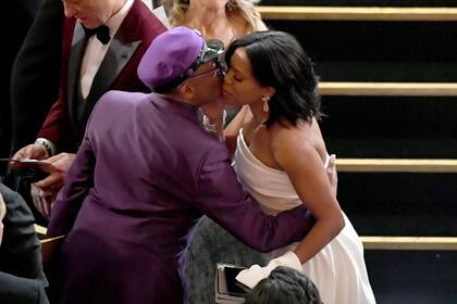 Beso a beso: Spike Lee y Regina King, entre abrazos y besos