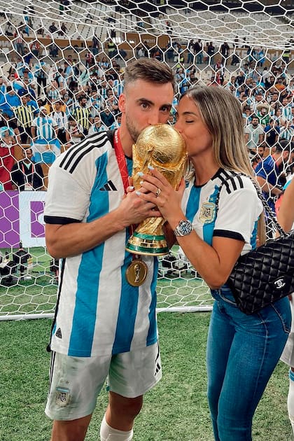 Beso compartido. Caro y Nicolás Tagliafico, todo es felicidad.