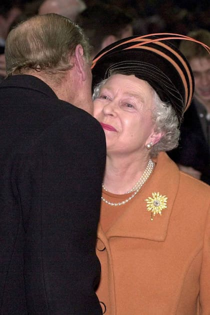 BESO DE AÑO NUEVO. La llegada del nuevo milenio encontró a la Reina y el príncipe Felipe intercambiando un beso en público, una de las pocas veces que lo hicieron.