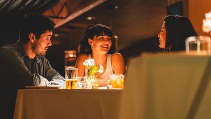 "Beso de tres" se permite reimaginar el amor y los vínculos de pareja