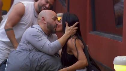 Besos apasionados entre Lupillo y Maripily