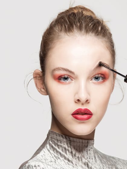 Besos carmesí / Jazmín Calcarami, make up artist de Maybelline NY / Tendencia: el foco de atención se lleva tanto en ojos como en labios Elegidos: Labial rojo 691 sensacional Mate, máscara Colossal Indestructible, máscara Brow Drama Tips: para labios grandes, esfumar el borde con los dedos para un e