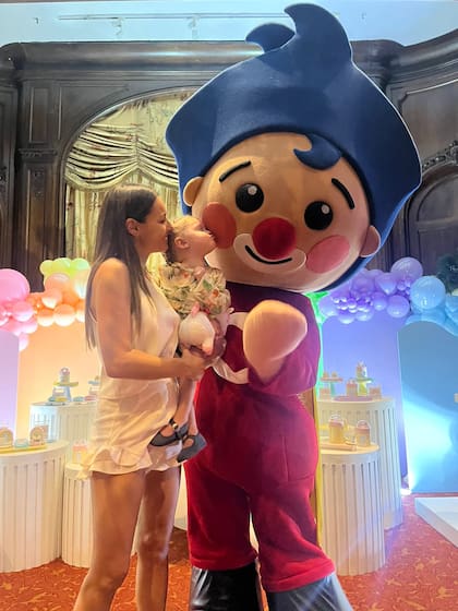 Besos en cadena. Ana recibió todo el cariño de mamá, mientras estaba encantada con el Payaso Plim Plim y la decoración de su fiesta de cumpleaños